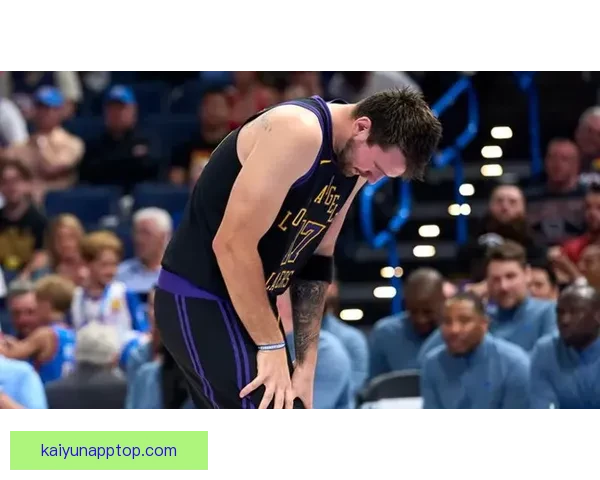 东契奇强势突破突发腿筋伤情离场治疗球队前景引关注